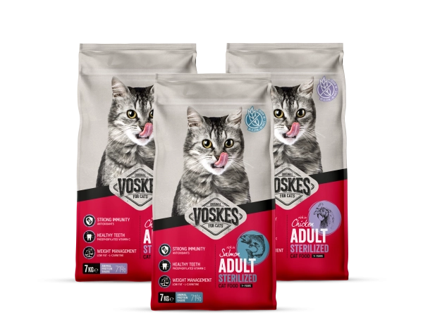 Adult sterilized kip + zalm kattenvoeding van Voskes